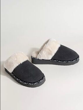 Minnetonka Women's Minnetonka Cerise Slippers Grey size 8